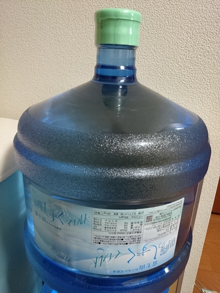 定期的に配送されるおいしい水の宅配便のボトル
